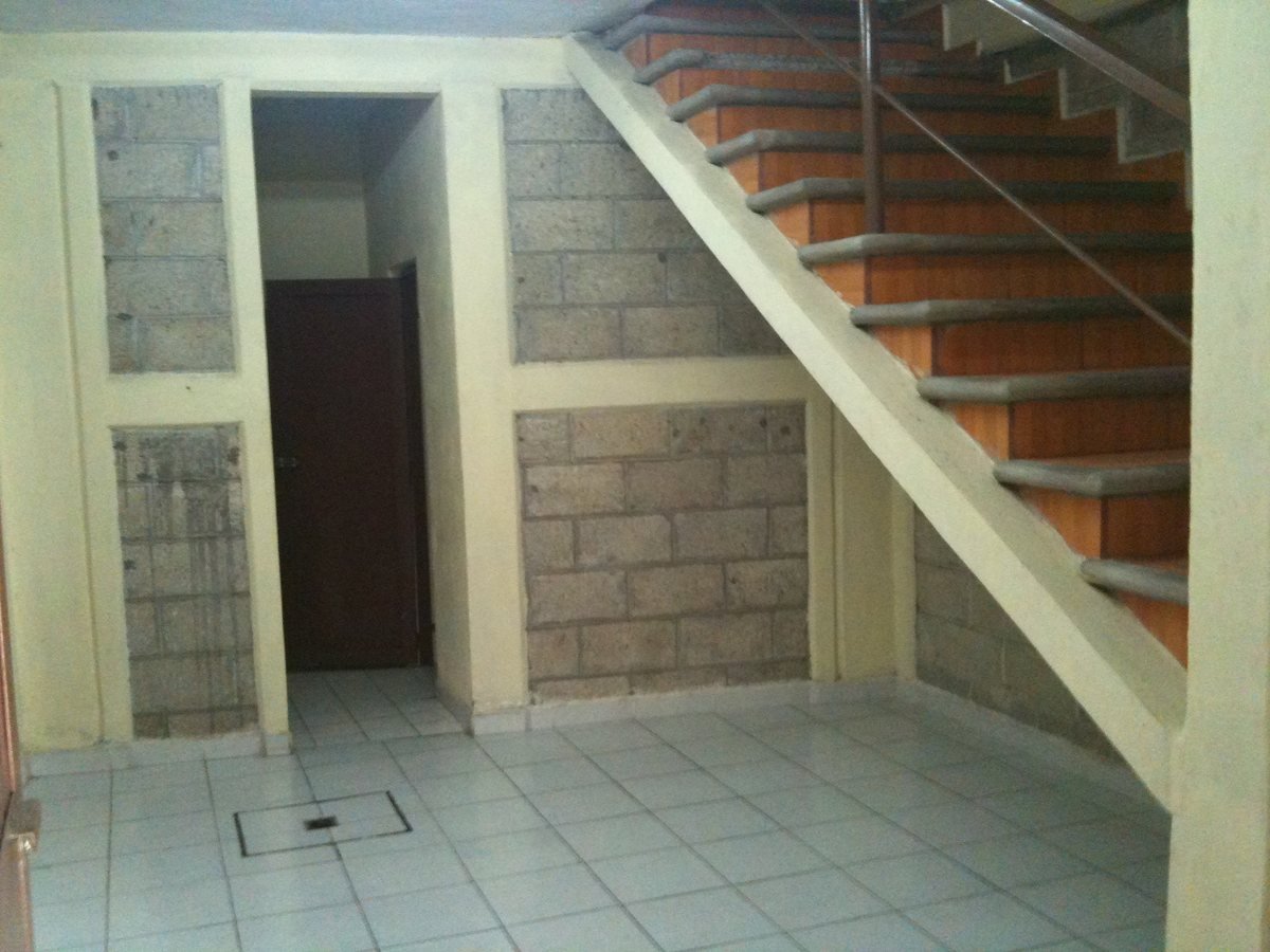 Área de oficinas y escalera de la Bodega Buenavista