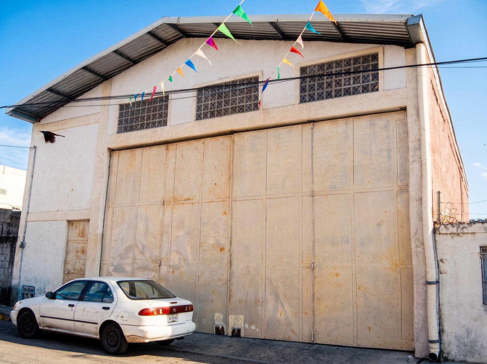 Fachada de la Bodega Buenavista con portón de carga