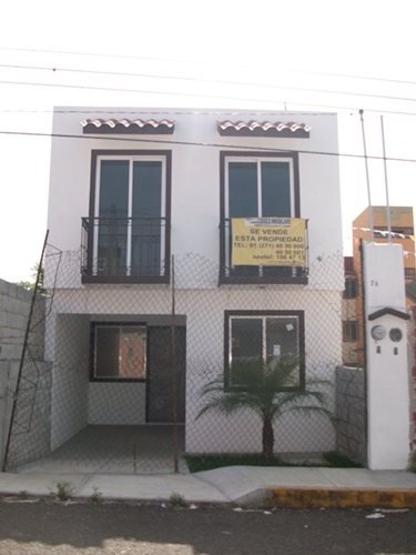 Fachada de una de las Casas Loma Bonita