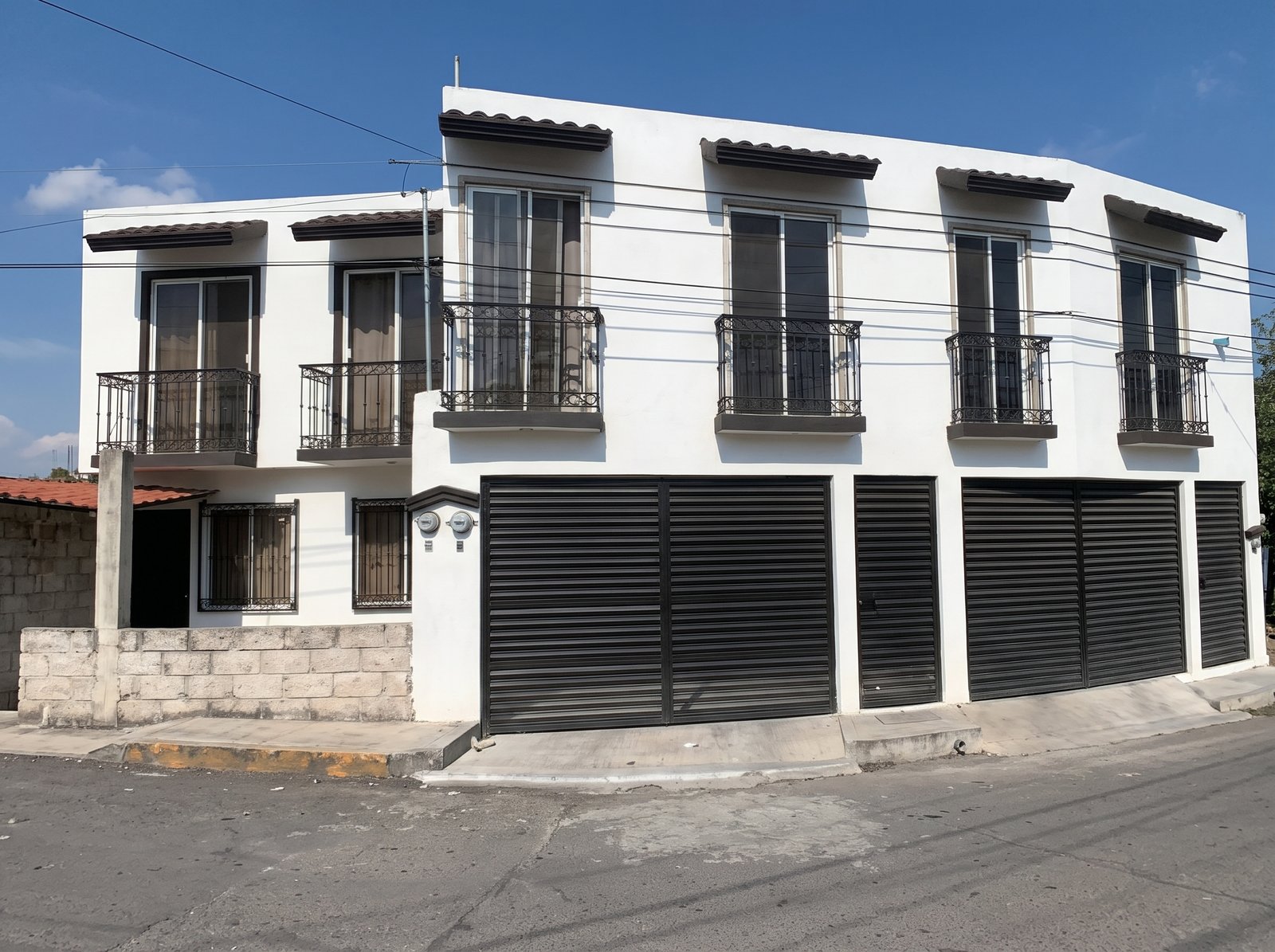 Casas Loma Bonita terminadas, vista desde la calle