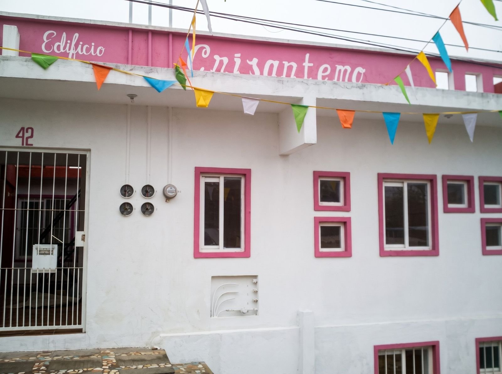 Fachada del Edificio Crisantemo con su letrero