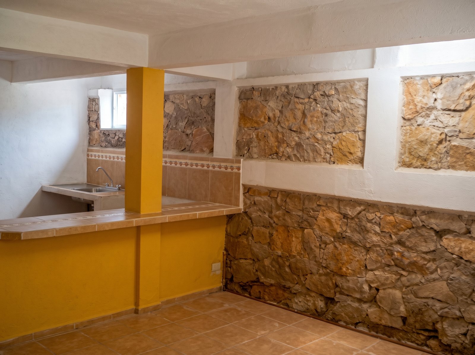 Interior del Edificio Crisantemo con cocina y barra desayunador
