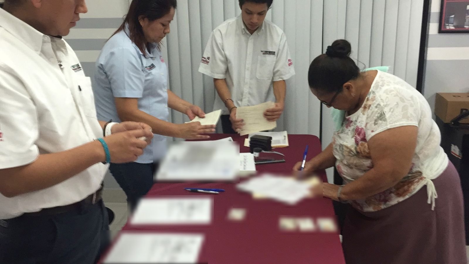 Clienta firma la recepción de su escritura