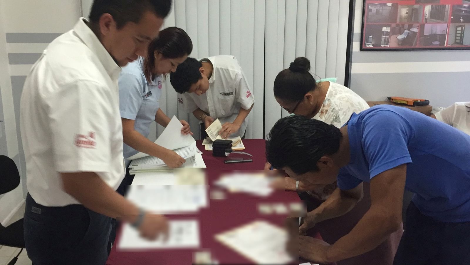 Clientes firman la recepción de sus escrituras