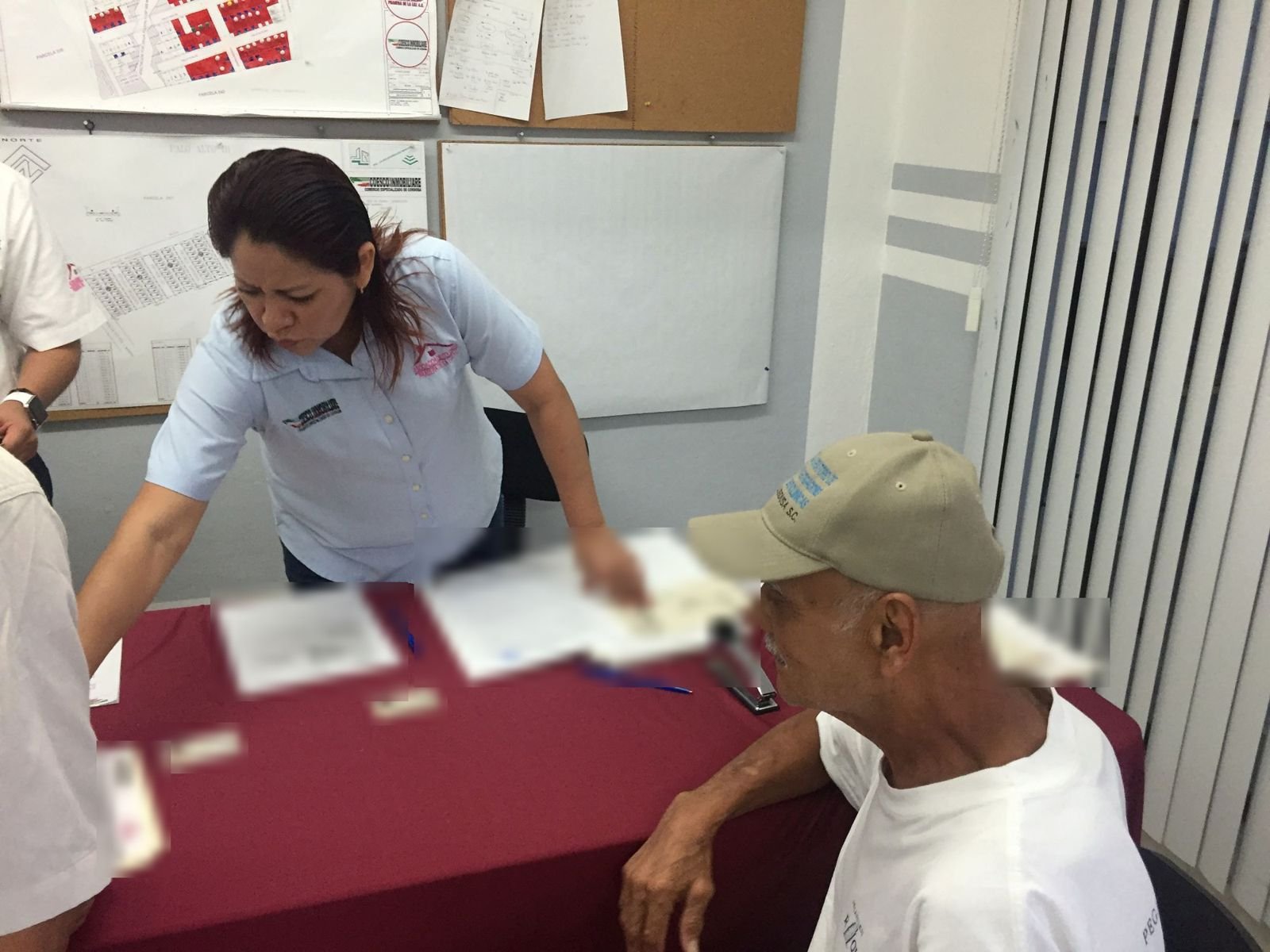 Asesora de COESCO muestra una escritura a un cliente