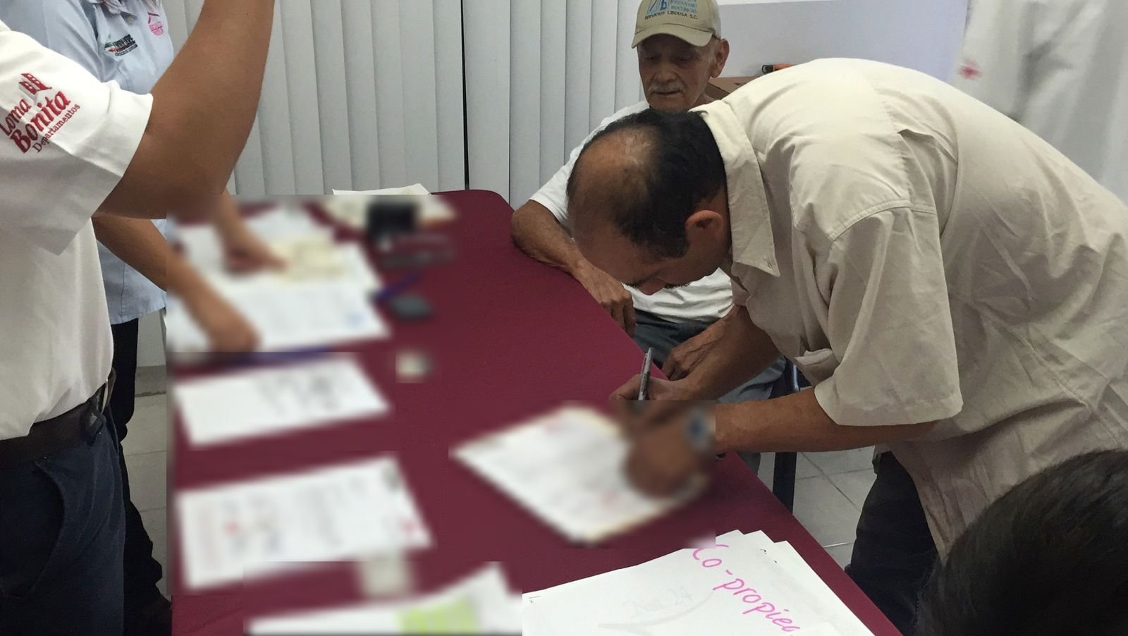 Cliente firma la recepción de su escritura